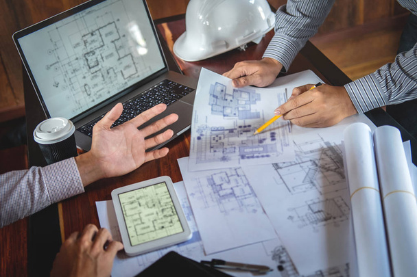 Строительный инжиниринг или архитектор обсуждают план во время
  - Фото, изображение