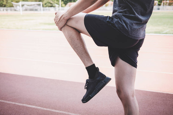 junger Fitness-Athlet Mann läuft auf der Straße Bahn, Übung workou - Foto, Bild