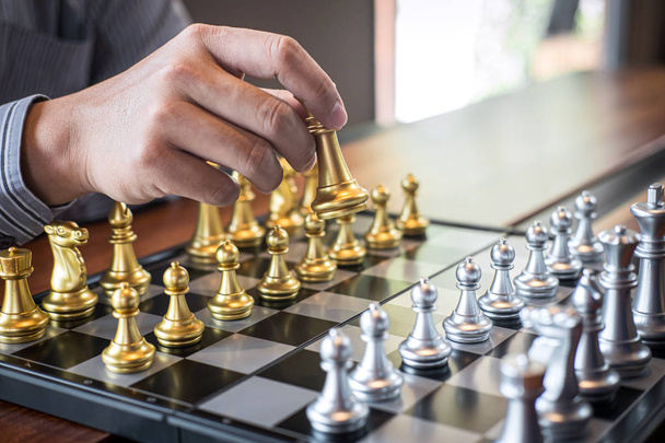 Золоті та срібні шахи з гравцем, розумний бізнесмен плей-оф
 - Фото, зображення