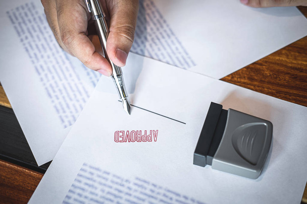 Крупним планом руки бізнесмена підписання і штамп на папері documen
 - Фото, зображення