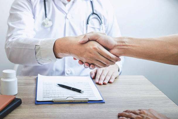 Doctor having shaking hands to congrats with patient after recom - Photo, image