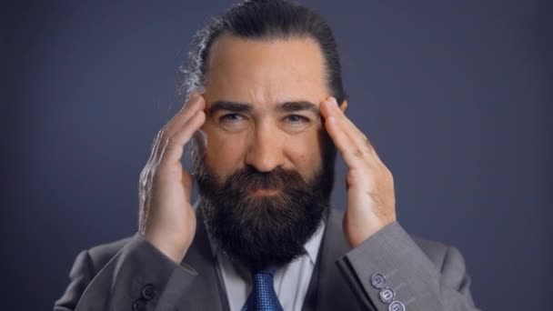 Beardy busnessman in office - Footage, Video