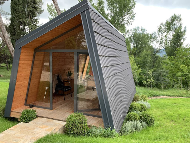 Small wooden cabin house exterior design - 写真・画像