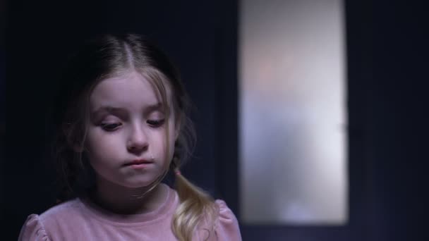 Angstige vrouwelijke jongen huilen op camera schaduw van tiran vader met riem buiten - Video