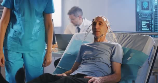 Paciente acostado en la cama durante el examen EEG
 - Metraje, vídeo