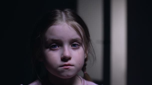 weinendes weibliches Kind verschließt Gesicht mit Handflächen, kleines Mädchen im Waisenhaus ausgesetzt - Filmmaterial, Video
