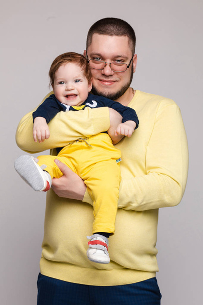 Portrait of happy father posing with lovely smiling child. - Foto, immagini