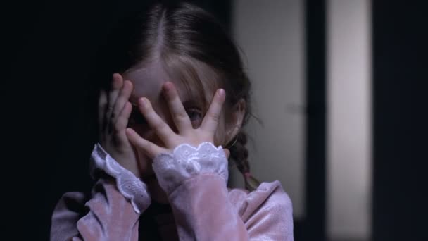 Korkmuş küçük kız avuç içi ile yüz kapanış, hayaletler fobi kavramı korkuyor - Video, Çekim