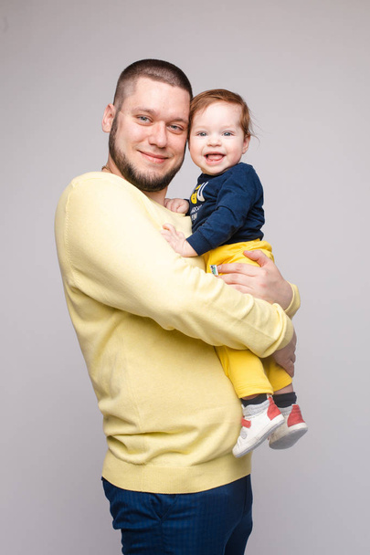 Portrait of happy father posing with lovely smiling child. - Foto, immagini