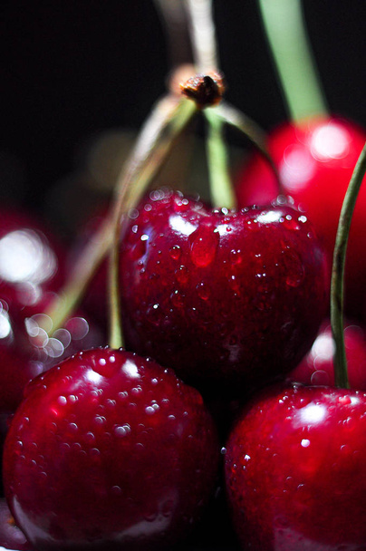 The first delicious and beautiful cherry berries - Foto, afbeelding