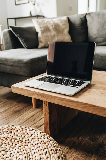 Ноутбук с чистым макетом экрана на твердом деревянном столе. Современный минимальный скандинавский дизайн интерьера
.  - Фото, изображение