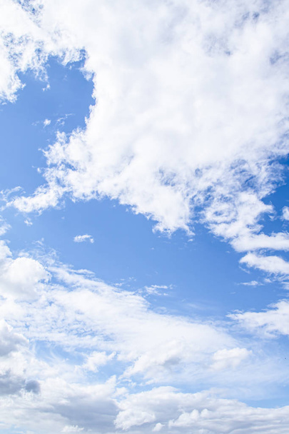 Des nuages blancs dans le ciel bleu. Les nuages sont suspendus dans l'atmosphère condensation de la vapeur d'eau
. - Photo, image
