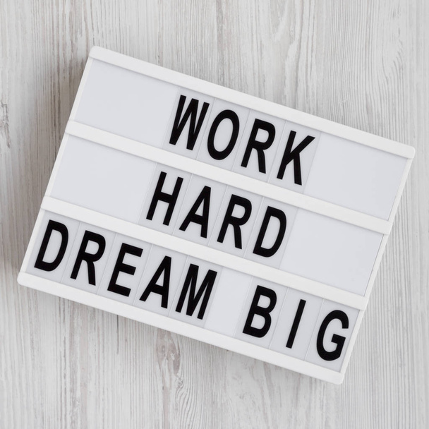 'Trabajar duro sueño grandes' palabras en un tablero moderno en una madera blanca
  - Foto, Imagen
