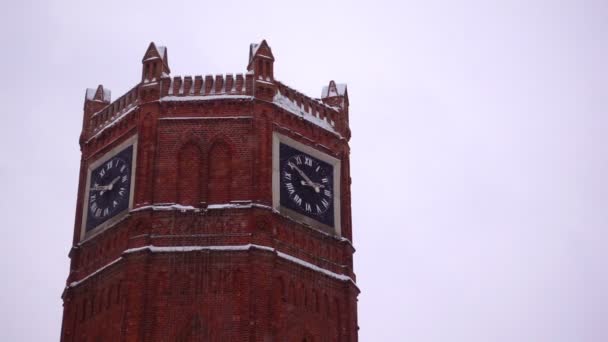 Grande torre de tijolo com relógio na queda de neve
 - Filmagem, Vídeo