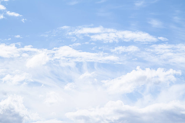 Fehér felhők a kék égen. Felhők vannak felfüggesztve a légkörben kondenzációs vízgőz. - Fotó, kép