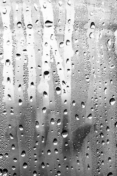 ガラスの雨滴、黒白の背景、ファッションガラスの質感. - 写真・画像
