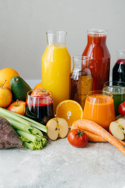 ガラス瓶の健康的な野菜やフルーツジュースやスムージー、オレンジ、リンゴ、赤トマトの熟したスライス、ニンジン、セロリ、アボカドは白い背景に隔離. - 写真・画像