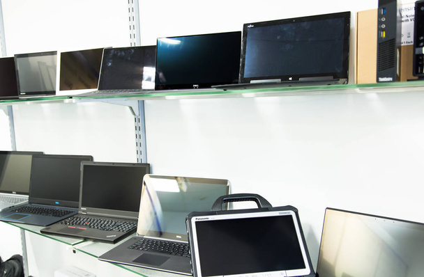 loja de computadores, laptop, conceito
 - Foto, Imagem