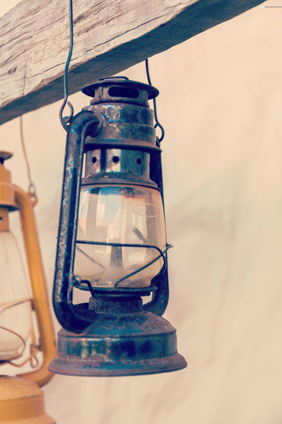 Lampa Kerosene lub latarnia waży na drewnianej wiązce. Pionowo - Zdjęcie, obraz