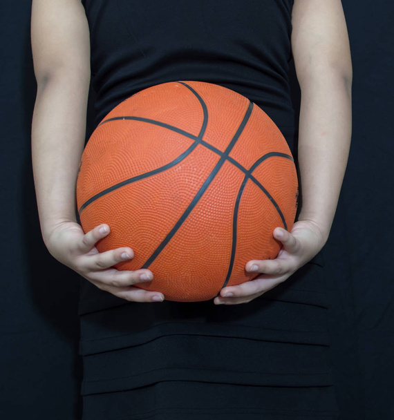 Kosárlabda a hátoldalon a test és a kezek - Fotó, kép