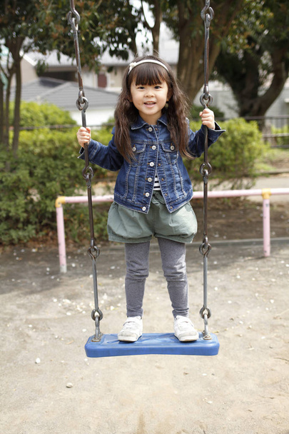 Ιαπωνικά κορίτσι με την κούνια (4 ετών) - Φωτογραφία, εικόνα