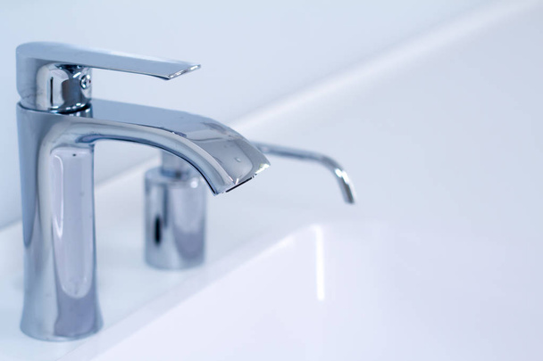 A modern vízcsap mosogató csapot a minimalista stílust és a beépített szappan adagoló drága Loft fürdőszoba, lágy fókusz - Fotó, kép