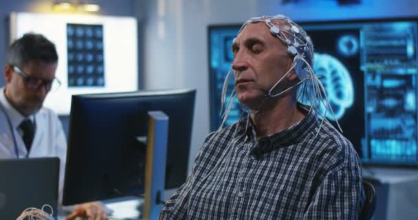 Paciente sentado con los ojos cerrados durante la exploración cerebral
 - Metraje, vídeo