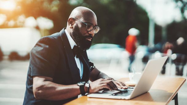 A black man with a laptop in a cafe - Φωτογραφία, εικόνα