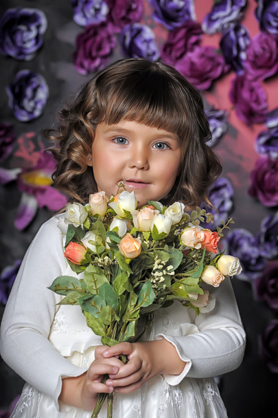 Pretty little girl on floral background - Fotoğraf, Görsel