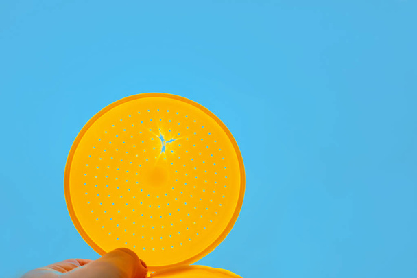 keltainen jakaja kasteluun tölkki vastaan sininen taivas
 - Valokuva, kuva