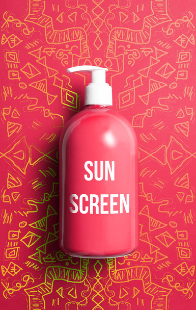 Arka planda güneş ekran şişesi, coneptual fikir. Güneş koruması - Fotoğraf, Görsel