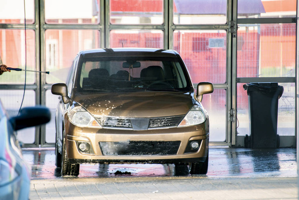 persona que lava su coche en una estación con un limpiador especial, servicios de lavado de coches
 - Foto, imagen