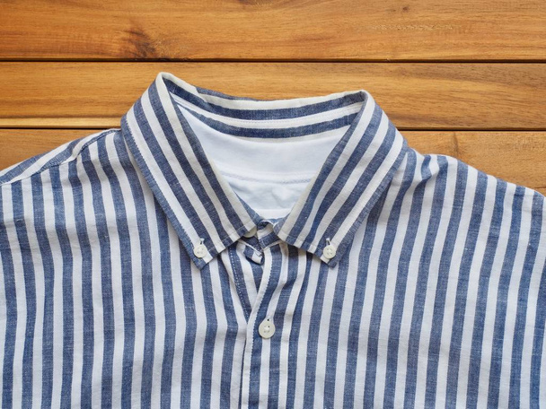Csíkos lenvászon ing, nyári ruházat - Fotó, kép