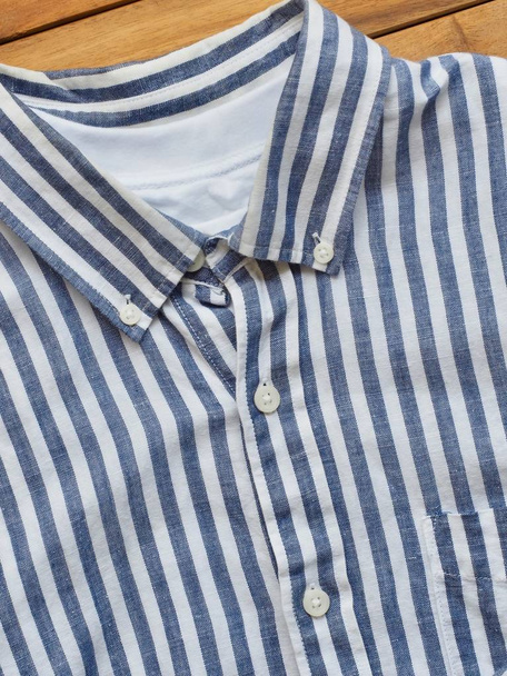 Csíkos lenvászon ing, nyári ruházat - Fotó, kép