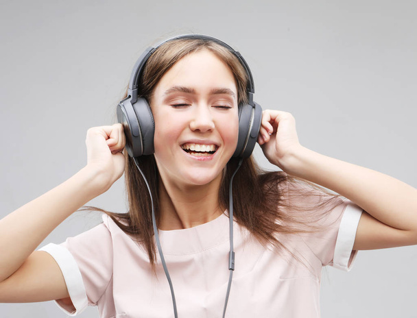 young woman in headphones listening to music - Φωτογραφία, εικόνα