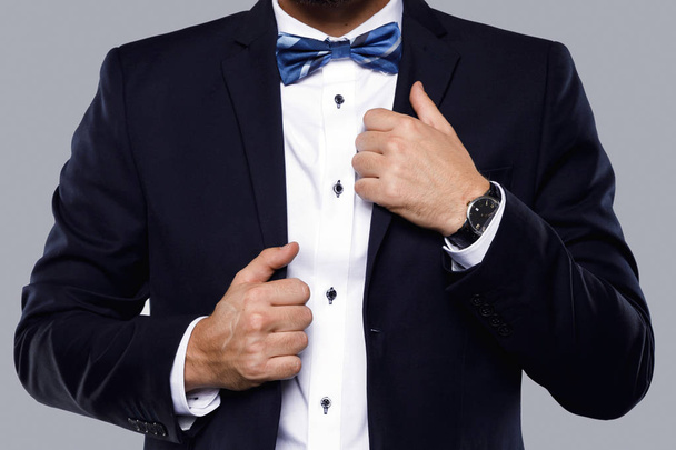 Man in navy blue suit with bow tie - Foto, afbeelding