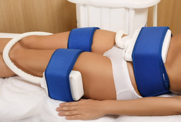 Cryolipolysis procedure in professional beauty clinic - Foto, imagen