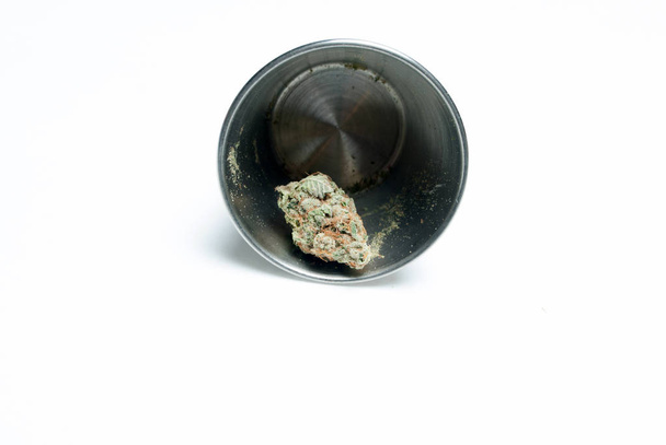 marijuana essiccata in tazza di metallo. Concetto di tossicodipendenza. Concetto di marijuana medica
  - Foto, immagini