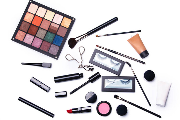 Diferentes objetos de maquillaje y cosméticos
 - Foto, imagen