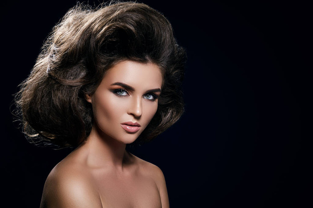Gorgeous woman with a beautiful hairstyle and make-up - Foto, Imagen