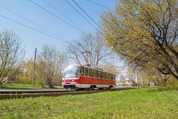 Tranvía rojo en movimiento en Nizhny Novgorod
 - Foto, Imagen