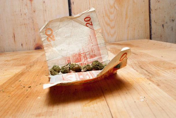 marihuana y cannabis en mesa de madera con dinero
 - Foto, Imagen