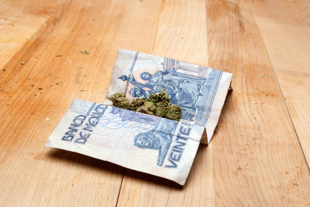 marijuana et cannabis sur table en bois avec de l'argent
 - Photo, image