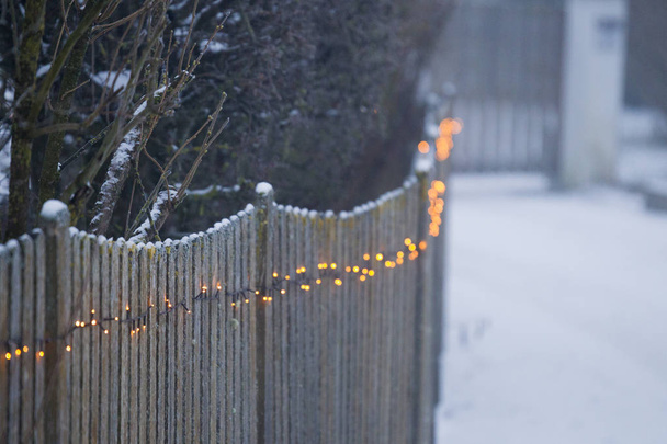 Ahşap kafes çit Noel peri ışıkları, seçici odak - Fotoğraf, Görsel