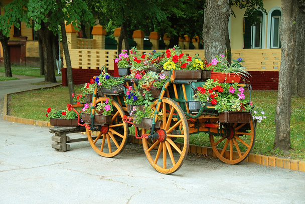 Chariot décoratif avec pots de fleurs
 - Photo, image
