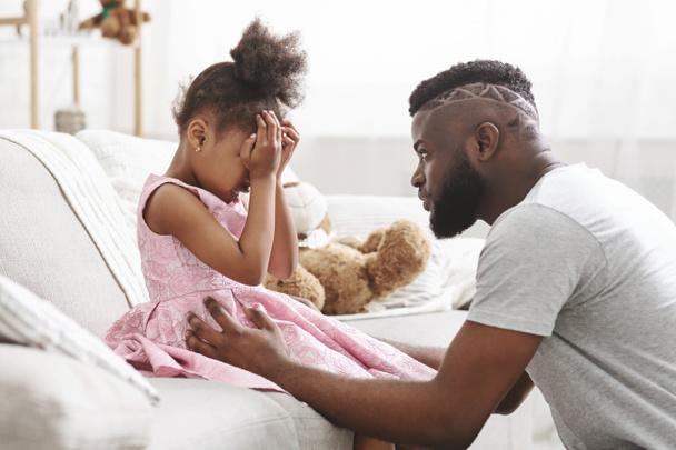 Amar a papá afroamericano reconfortante hija llorando
 - Foto, imagen