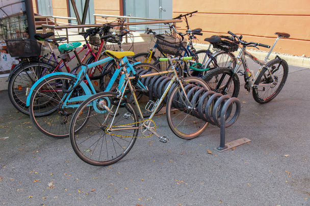 Multiszintű kerékpártároló rendszer  - Fotó, kép