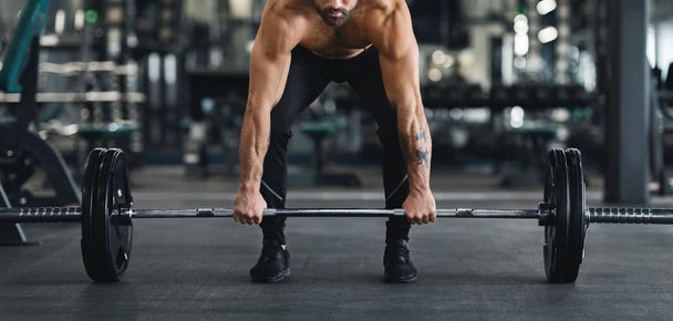 Muscular chico levantando pesado barbell de gimnasio piso
 - Foto, imagen