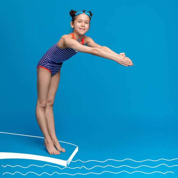Menina bonito prestes a mergulhar placa de mergulho na piscina
 - Foto, Imagem