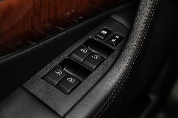 Design de interiores do carro moderno: botões de ajuste de janela, fechadura da porta. luxo prestígio carro interior
. - Foto, Imagem